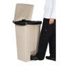 Beige pedaaliga konteiner 87L Rubbermaid Step-On: Vastupidavus ja hügieen