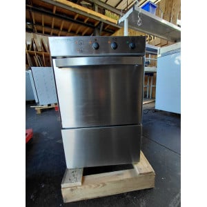 Professionaalne klaasipesumasin koos loputusvedeliku ja pesuaine dosaatoriga - 35 x 35 cm - Taastatud